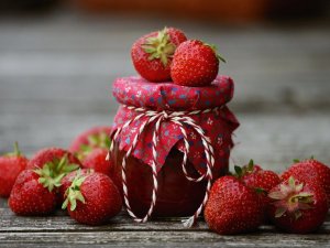 Itt az eperszezon, elő az üvegekkel!